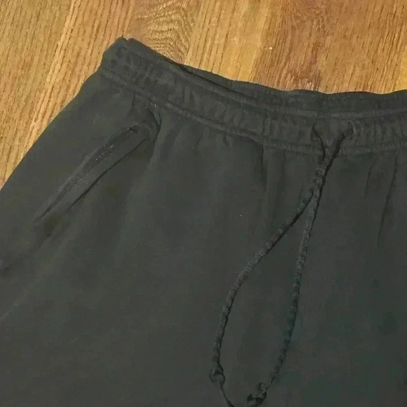 Menโs Adidas Black Sweatโ Workout Shorts, Size L - Picture 3 of 8